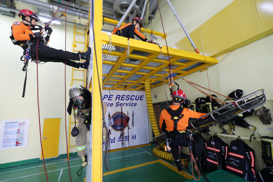 17일 오후 서울시내 소방관서 최초로 실내 전문 훈련탑이 설치된 서울 강남구 테헤란로 강남소방서에서 구조대원들이 시연을 펼치고 있다. 기존에는 대원들이 로프 훈련을 하기 위해 다른 지역으로 교육을 받으러 가야했었지만, 인명구조훈련탑을 이용해 혹한, 혹서, 강우 등의 기상조건에 관계 없이 전문적인 인명구조 교육 및 훈련 실시가 가능해졌다. 또한 차고 실내에 탑을 설치해 훈련을 위해 큰 어려움 없이 공간을 확보할 수 있는 것이 장점으로 꼽힌다.